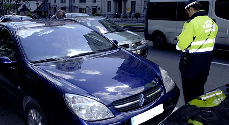 Agente-multa-vehiculo-NO.jpg