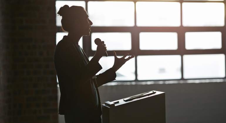 hablar-en-publico-habilidades-comunicacion-getty-770x420.jpg