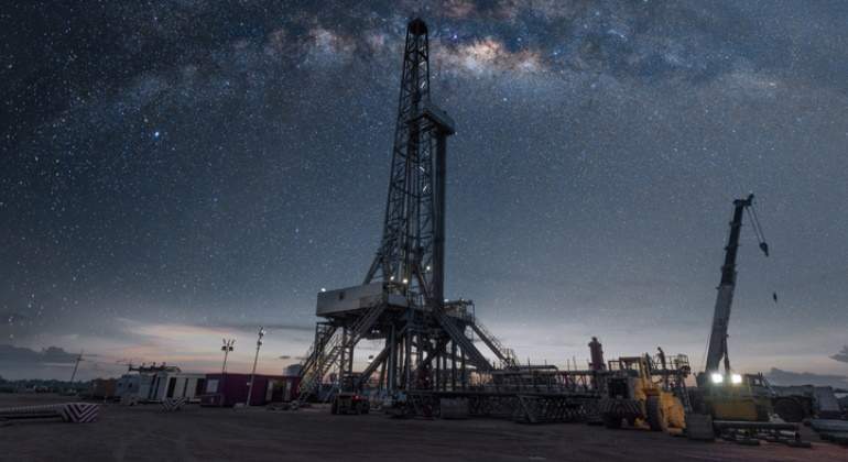 petroleo-crudo-plataforma-petrolera-cielo-estrellado-getty-770x420.jpg