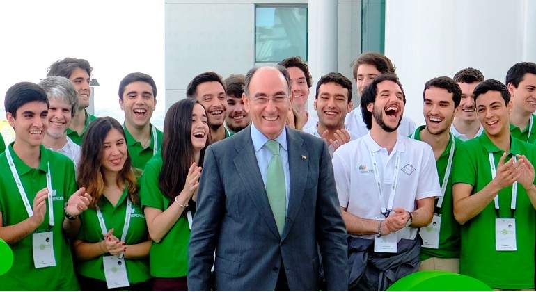 Ignacio-Galan-con-jovenes-1.jpg