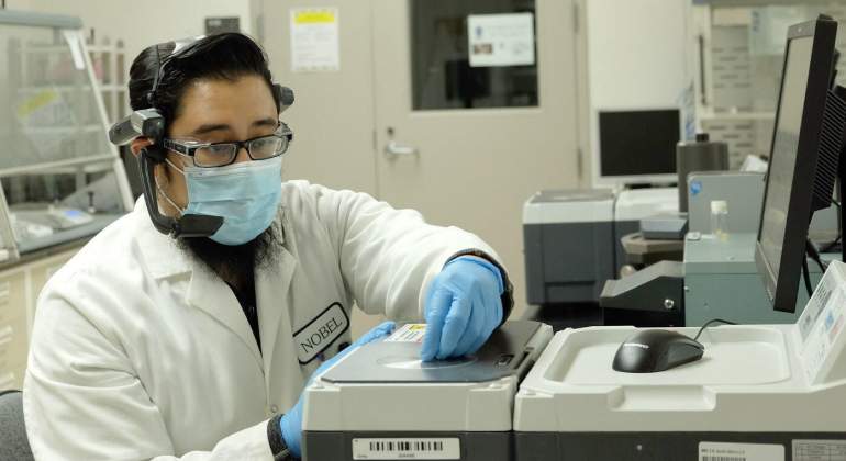 Un hombre trabaja en un laboratorio de Bristol Myers Squibb