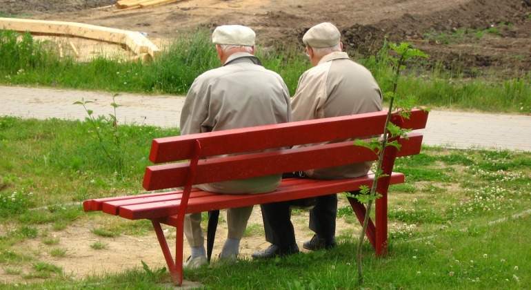 abuelos-banco-rojo.jpg