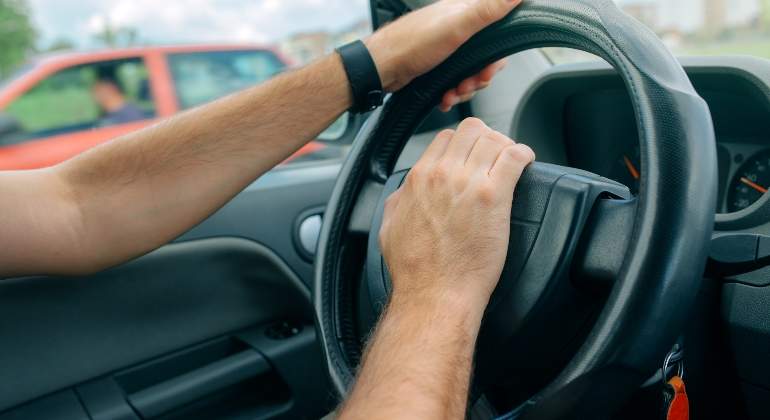 coche-volante-pitando.jpg