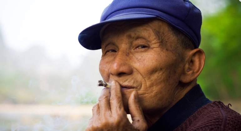 mayor-chino-fumando-alamy.jpg