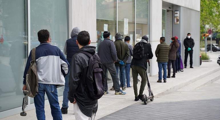 Colas-para-recibir-alimentos-fundacion-lacaixa.jpg