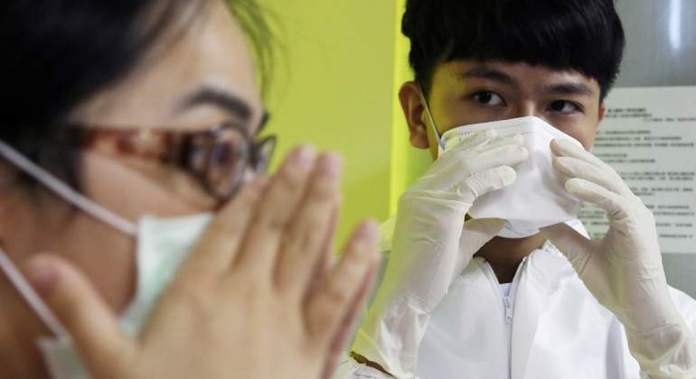 mascarilla-ffp2-colocacion-reuters.jpg