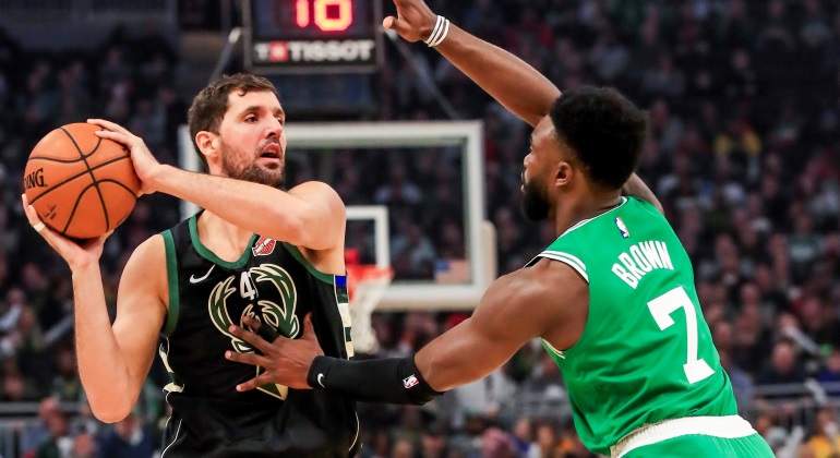 mirotic-debut-milwaukee-boston-efe.jpg