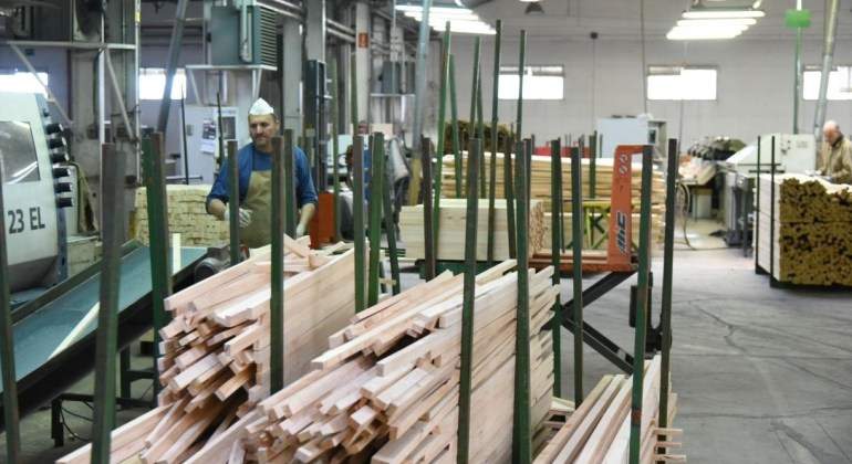 trabajador-madera-fabrica-ep.jpg