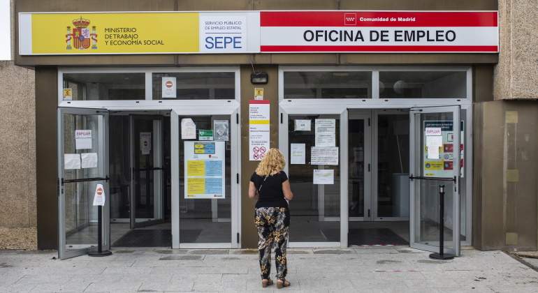 mujer-sola-espaldas-sepe-madrid-ep.jpg
