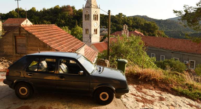 coche-viejo-pueblo-dreamstime.jpg