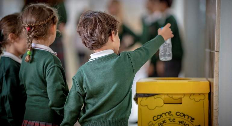 Nios reciclan envases en el colegio