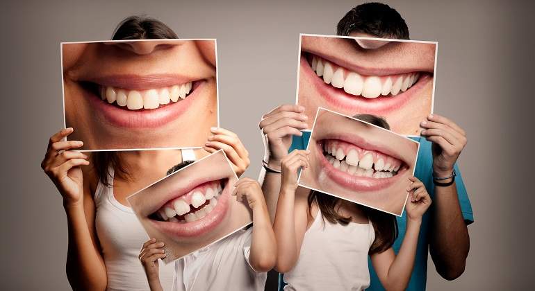 Familia-con-fotografias-de-sus-dientes-iStock.jpg