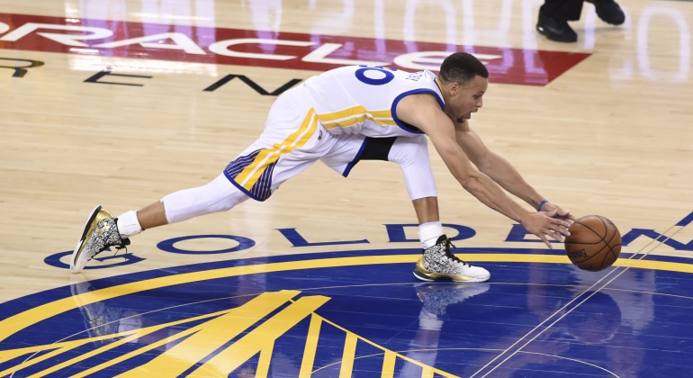 Curry-pelota-robo-2016-EFE.jpg