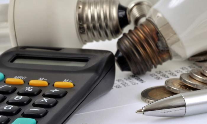 factura-luz-calculadora-dinero-bombilla-dreamstime.jpg