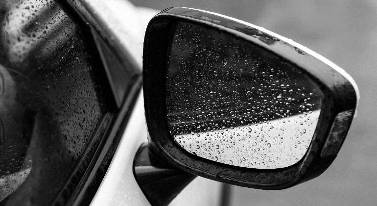 coche-lluvia-espejo-dreamstime.jpg
