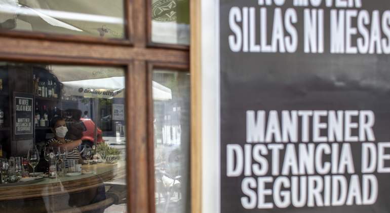 camarero-distancia-seguridad-asturias-getty.jpg