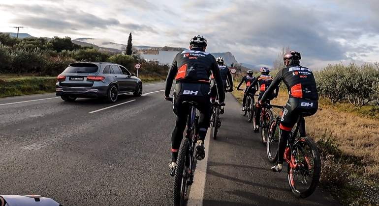 ciclistas-adelantamiento-coche-dgt-ep.jpg