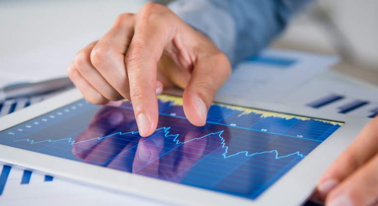 grafico-mano-tablet-pantalla-dreamstime.jpg