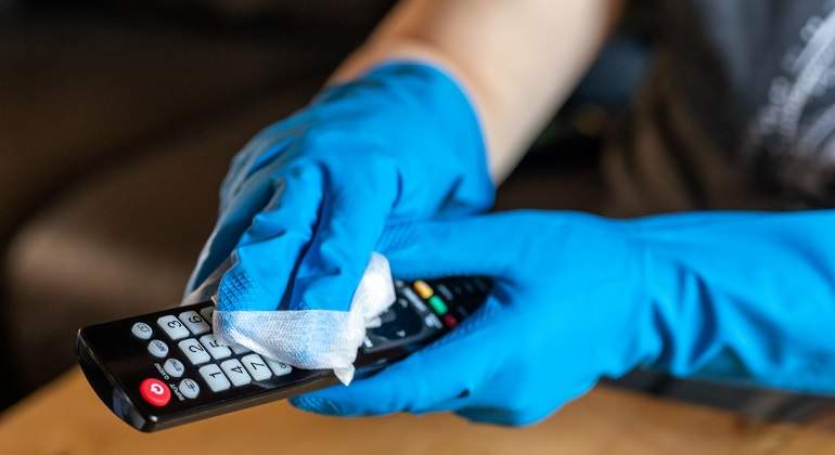Limpiar-mando-a-distancia-con-guantes-iStock.jpg