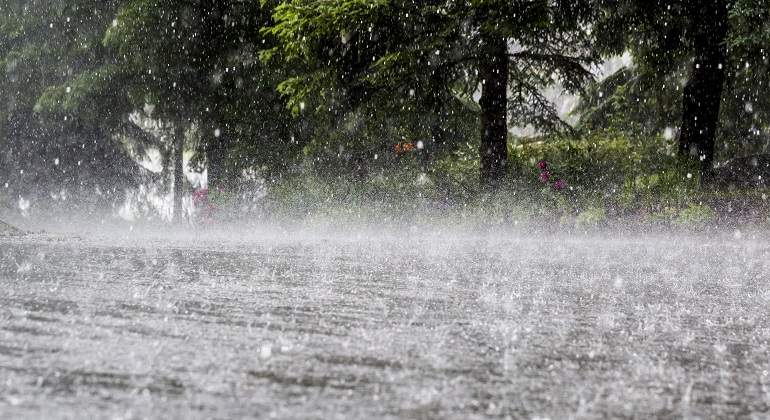 Lluvia-golpeando-contra-el-suelo-iStock.jpg