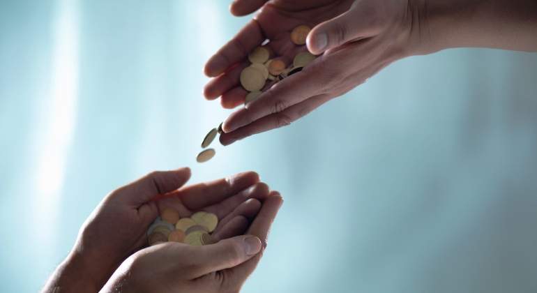 dinero-euros-pobre-limosna-renta-basica-getty.jpg