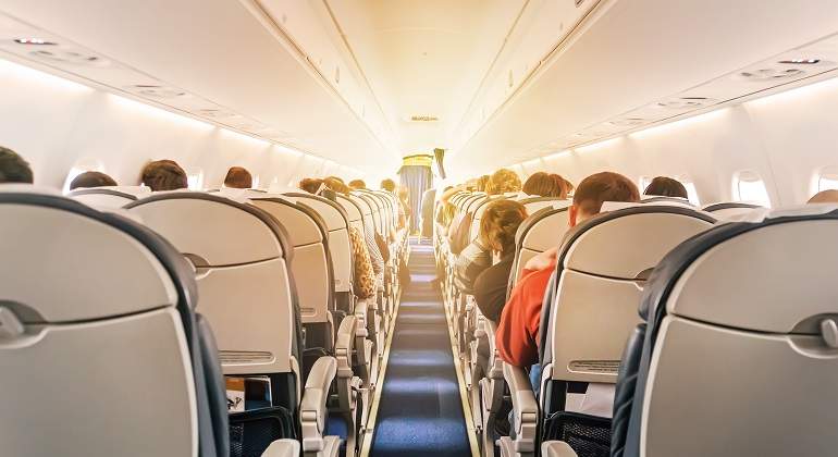 El-interior-de-un-avion-con-pasajeros-iStock.jpg