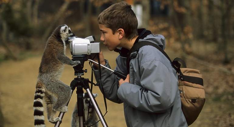 Joven-grabando-a-un-suricata-iStock.jpg