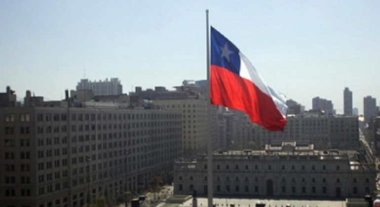 Chile-bandera-la-moneda-palacio-de-gobierno-.png