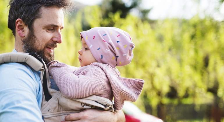 padre-nino-mochila-dreamstime.jpg