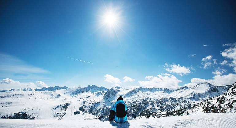 Una-persona-sentada-en-una-montana-nevada-iStock.jpg