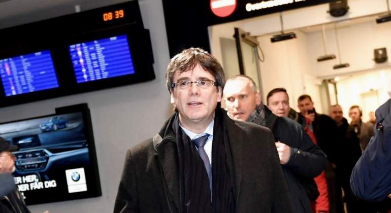 puigdemont-aeropuerto-copenhague-efe.jpg