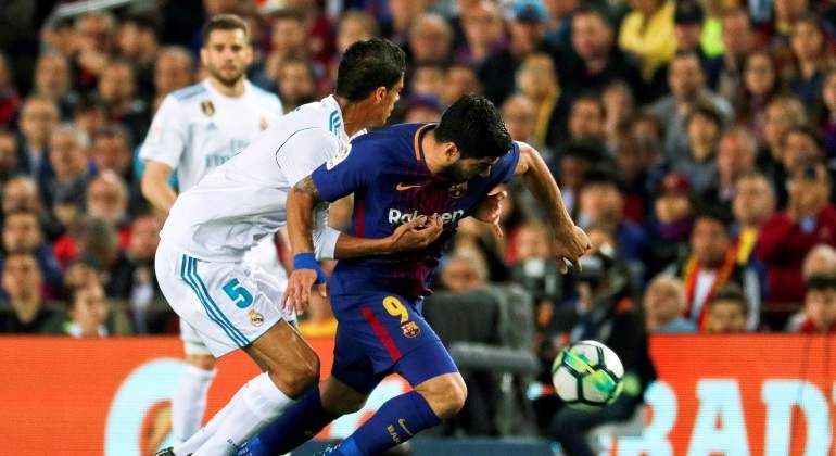 varane-suarez-pugna-clasico-efe.jpg