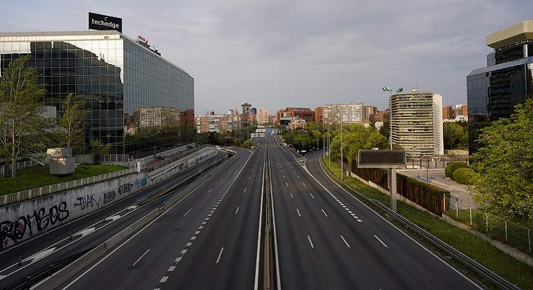 Una-via-de-Madrid-desierta-durante-las-restricciones-del-estado-de-alarma.jpg