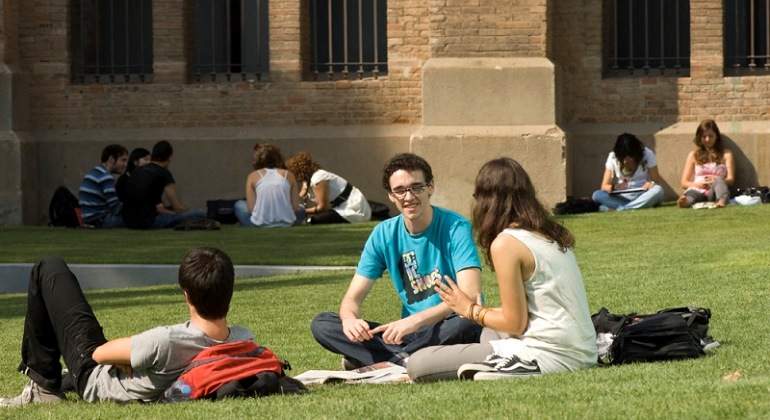 Estudiantes en el jardn de les Aiges de la UPF