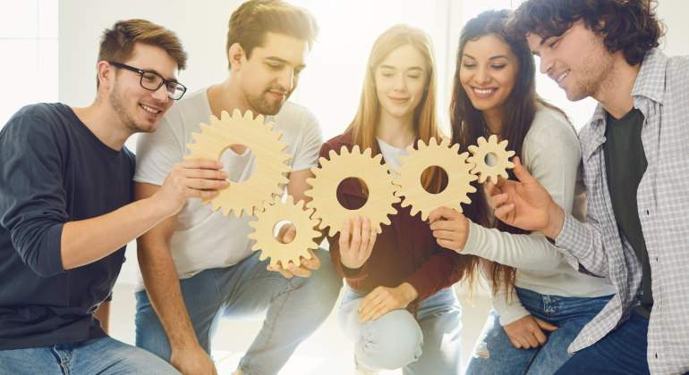 trabajo-equipo-engranajes-jovenes-770-dreamstime.jpg