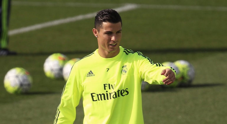 CR7-senala-entreno-2016-efe.jpg