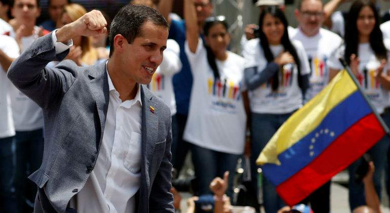 guaido-puno-bandera-venezuela-reuters.jpg