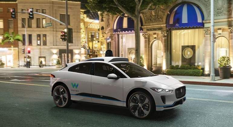 jaguar-ipace-waymo.jpg