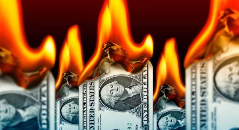 dolares-ardiendo-inflacion.jpg