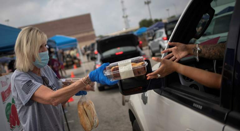 coronavirus-eeuu-voluntario-comida-pobreza-reuters.jpg
