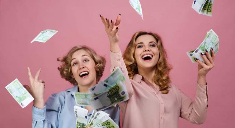 billetes-cien-euros-volando-chicas-dreamstime.jpg