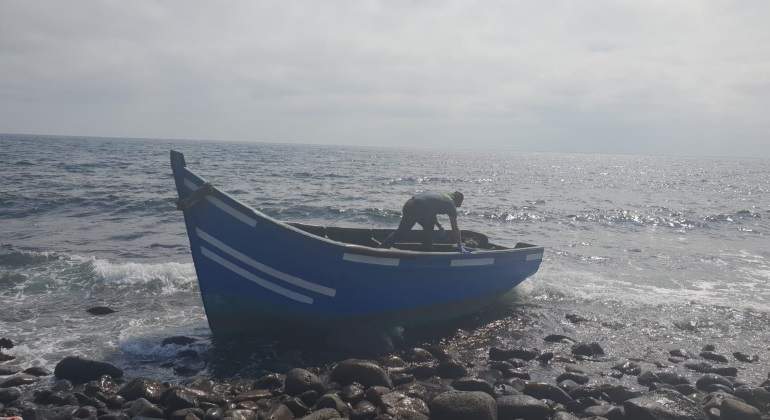 barco-inmigrante-guardia-civil.jpg