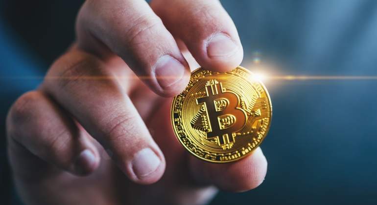 bitcoin-mano-brilla.jpg