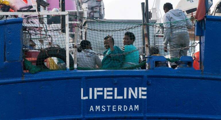 lifeline-barco-inmigrantes-efe.jpg