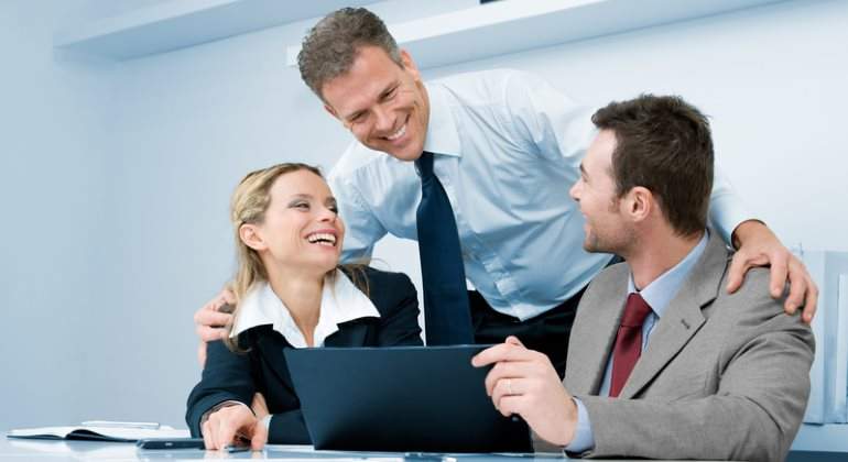 trabajadores-felices-abrazo-jefe-dreams-770.jpg