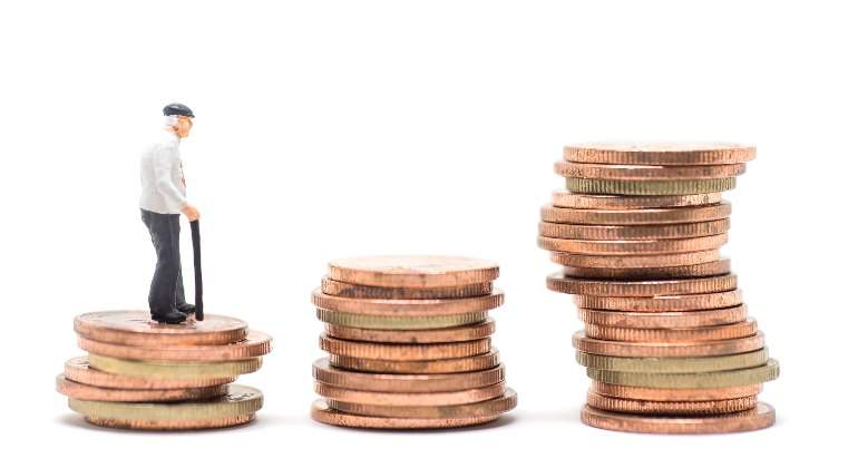 jubilado-montones-monedas-perfil-dreamstime.jpg