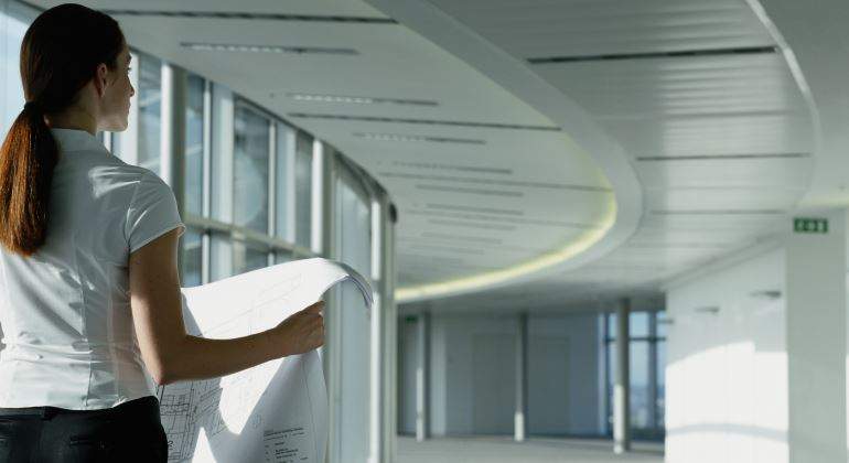 mujer-arquitecta-plano-770-getty.jpg