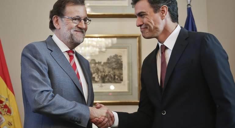 rajoy-sanchez-distendidos-efe.jpg