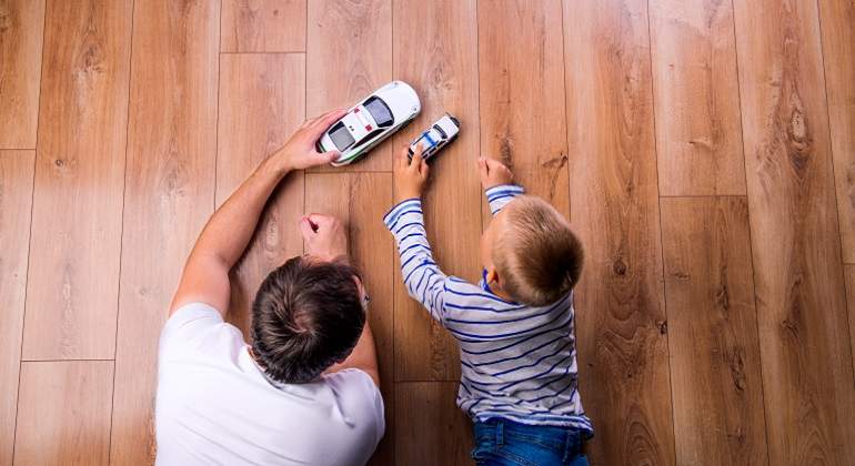 Padre-e-hijo-jugando-con-coches-de-juguete-770-x-420-Istock.jpg
