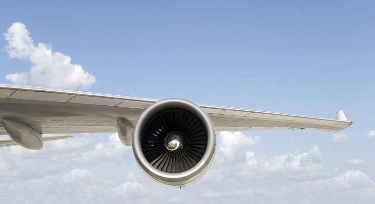 El-ala-de-un-avion-con-una-turbina-en-pleno--vuelo-iStock.jpg